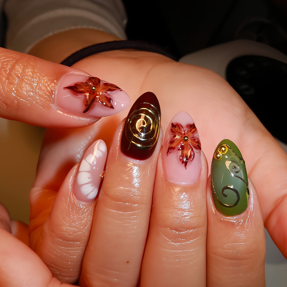 Almond 3D Maple Leaf Press-On Nails, Gold-Accented Luxe Design, Trendy European & American Style False Nail Tips 🍁✨💅