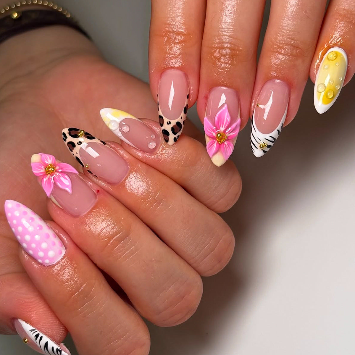 Collection of Handmade 3D Almond Press-On Nails, Spotted Floral Nail Art Tips, Trendy European & American Style Reusable Fake Nails